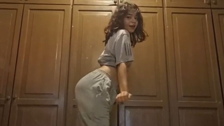 جنسها فتاة لاتينية وهوايتها الرقص