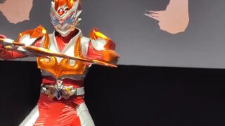 Transformation display of the protagonists of Armor Heroes of all generations