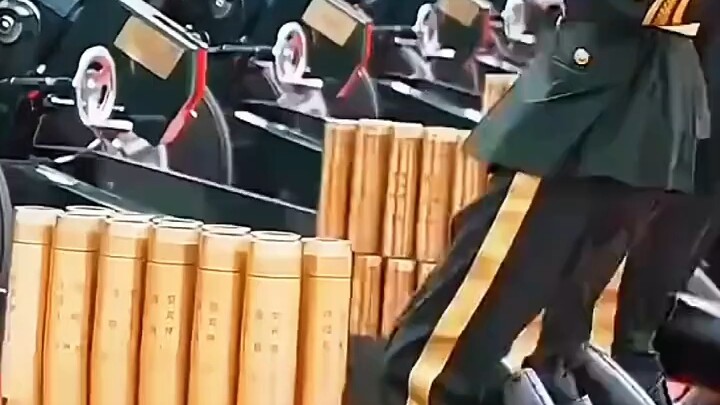 Ngay cả khói cũng bốc lên thành hình giống nhau