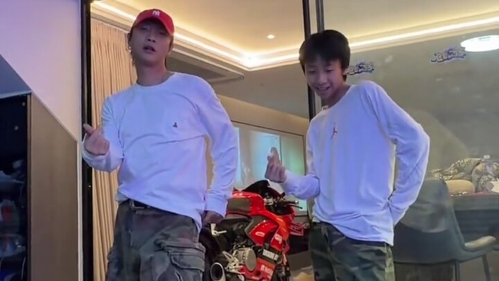 Father-Son Edition of the Big Flower Sedan Chair