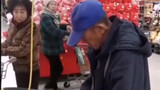 [Qitusu] A man tried the electronic keyboard in the supermarket and played "Katyusha" live...