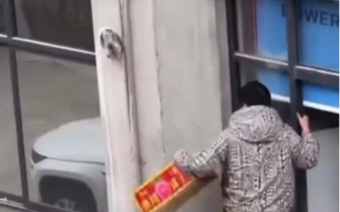 Anh cả lực tay thật khỏe, lần sau cứu mèo cũng nhớ chú ý an toàn cho bản thân nha uông~ (Người tử tế