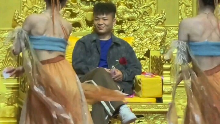 Qingyu’s banquet dragon throne dance, now covered in white.