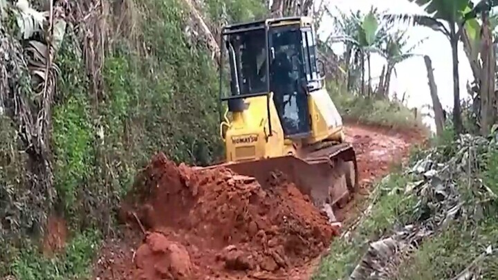Komatsu D51EX Bulldozer Operator Skills in Plantation Road Construction