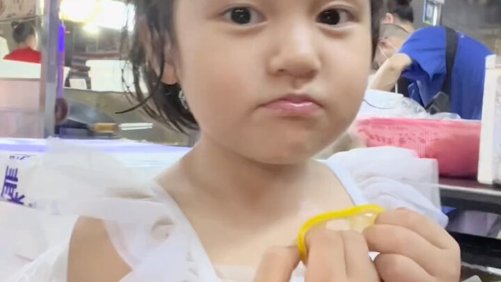 Đáng lẽ không định cười, nhưng khuôn mặt cô ấy méo mó thành đủ kiểu hình học…