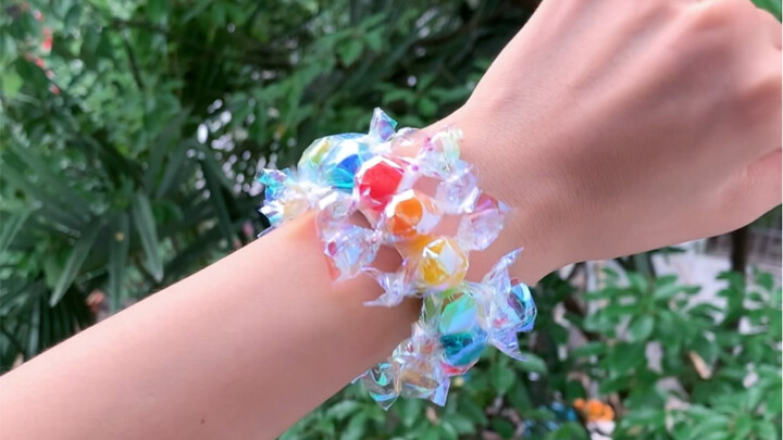 Gelang permen dari tabung kertas, sangat cantik, coba buatkan untuk anak saat Hari Anak