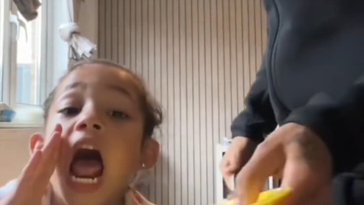 يتعمد إظهار عبوسه أمام ابنته، ليرى كيف ستكون ردة فعلها...