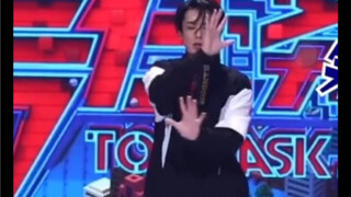 Wang Hedididi is currently learning to dance. His stage performance is very good. He has a good figu