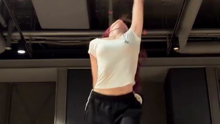 CHIQUITA’s solo dance practice 🐈‍⬛