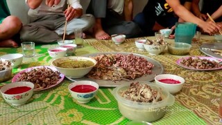 DÊ NÚI ĐỦ MÓN • Tiết Canh & Các Món Nộm • Mâm Cỗ Đầy Thịt | Ẩm Thực Người Mường