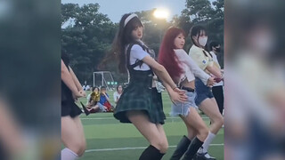“การกระโดดครั้งนี้ทำให้เธอกลายเป็นศัตรูสาธารณะของสาวๆ ทุกคนในโรงเรียน”