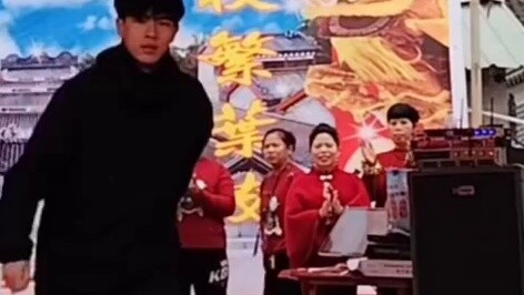 Cara yang benar untuk membuka "berdiri di samping Anda" bagi mahasiswa yang kembali ke desa untuk Fe