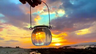 "Trong khi bầu trời không để ý, anh sẽ đánh cắp một chút ánh hoàng hôn cho em"