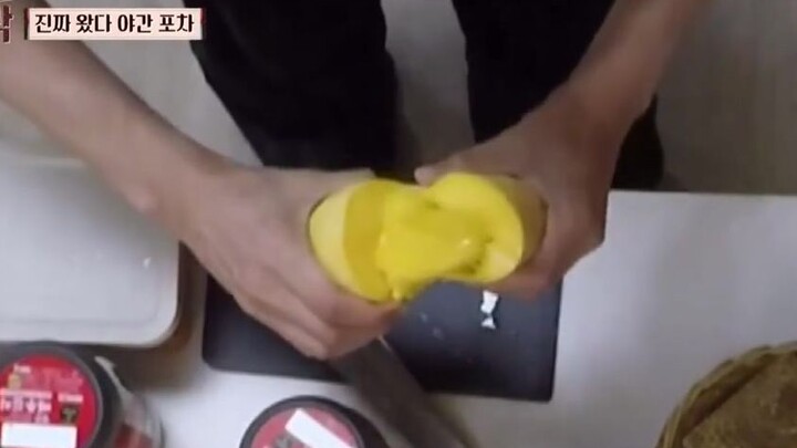 【كيم جونغ إن】عندما لا يعرف أحد الأشخاص أن المانجو يحتوي على نواة (مع كيم هيه-سون ويو تاي-مو) | مصدر: