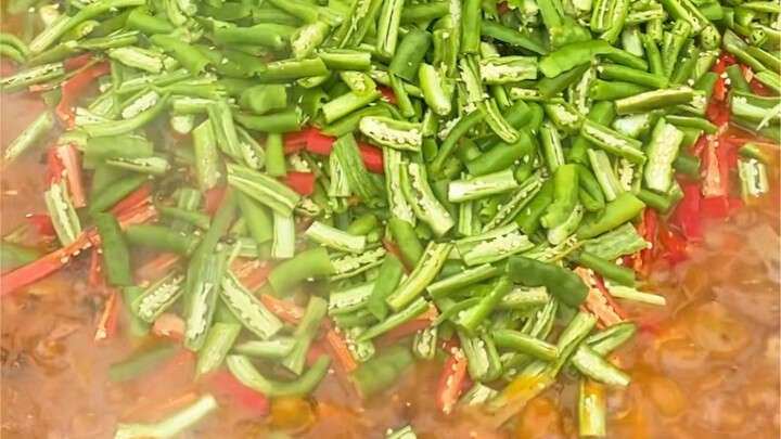 Konon, Zigong di Sichuan adalah surganya makan pedas—sepiring ikan belut bakar saja sudah bikin saya