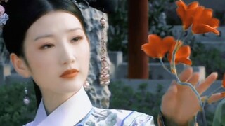 Suddenly I found that these two shots are similar, both are about appreciating flowers, but they hav