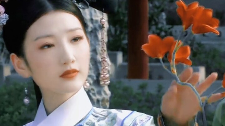 Suddenly I found that these two shots are similar, both are about appreciating flowers, but they hav