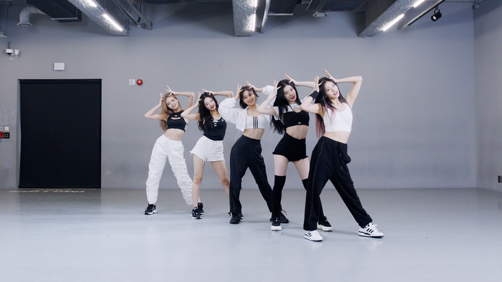 ห้องซ้อมรองเท้าผ้าใบของ ITZY
