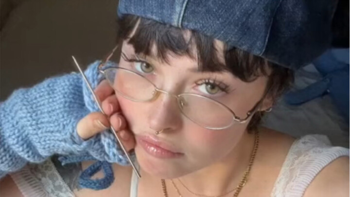 Nơ len đan, phối với sneaker cũng rất hợp!