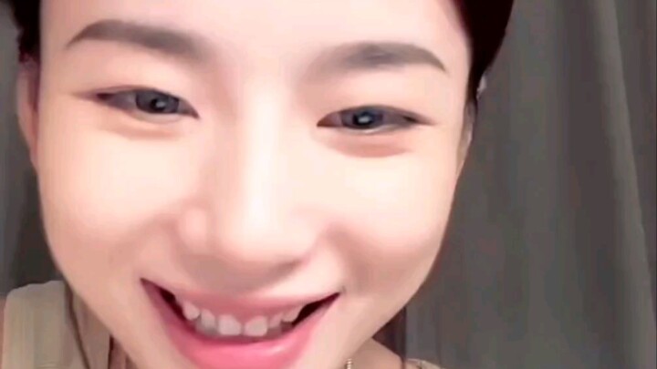 During last night’s livestream, a fan asked Xiao Xian about her wedding plans with Zhou Mi. She repl