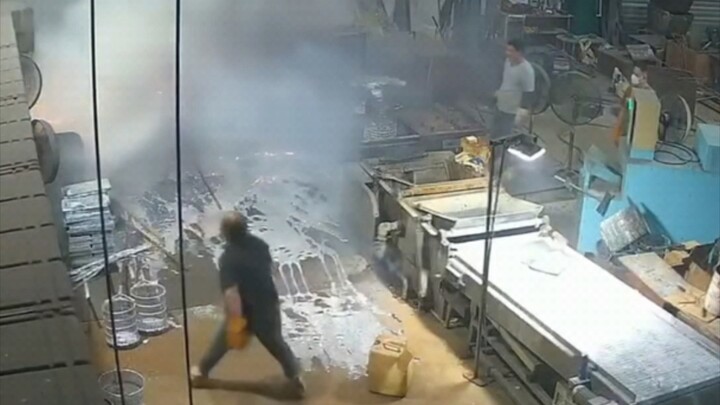 Pria melanggar prosedur hingga meledakkan tungku peleburan; diduga akibat konflik antara dua orang, 