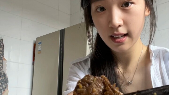 What do Shanxi people eat for breakfast? A bowl of steamed buns with porridge.