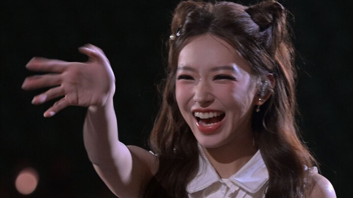 Cheng Xiao looks so happy at the 2026 graduation concert!