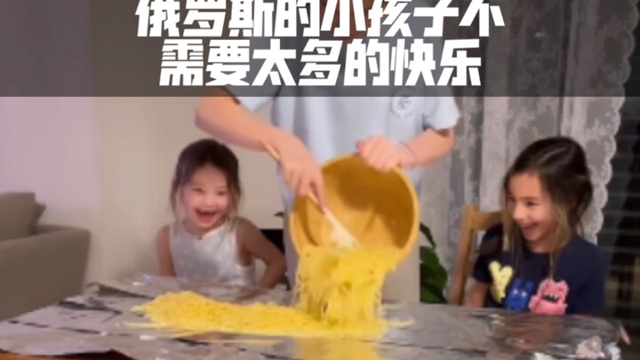 الأطفال الروس لا يحتاجون إلى الكثير من الفرح. ثم فعلت الأم ذلك لأول مرة، ففُرِح الأطفال فرحاً عارماً