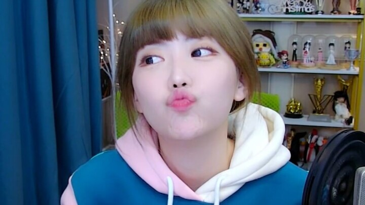 Zhou Shuyi demonstrates the straight girl's cuteness tactic, creating a gesture for her own label