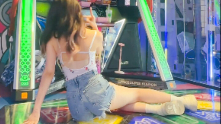 Nhảy múa trong quần short denim hở lưng, giúp dọn dẹp máy nhảy, nàng tiên cá quyến rũ