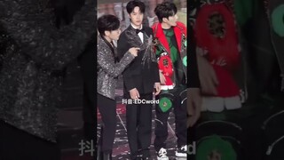 VNB rón rén mấy chị đẹp xếp hàng chụp hình #vuongnhatbac #wangyibo  #wangyibo王一博  #王一博 #boydouyin