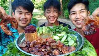 ไส้ย่างอ่อนหมู ข้าวดำนํ้าจิ้มแจ่วรสเด็ดแซ่บทำเอง บรรยากาศแดดร่มลมตก