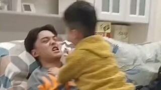 أحب اللعب مع خالي فقط في عيد الربيع