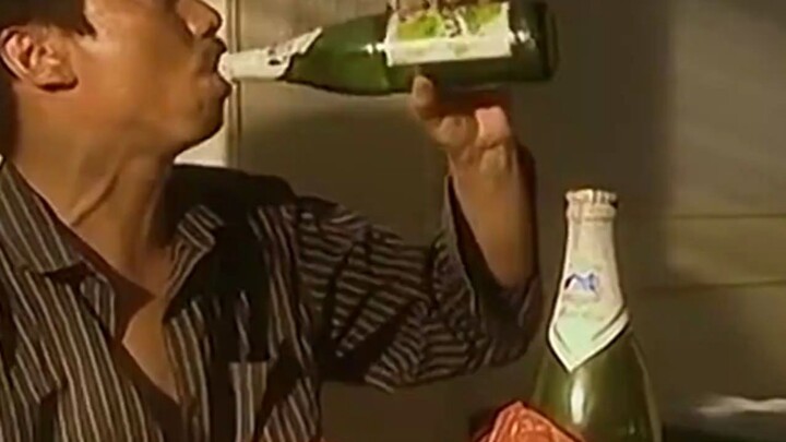 范明吃着儿子剩的猪头肉和啤酒，越想越难受，下秒抱头痛哭
