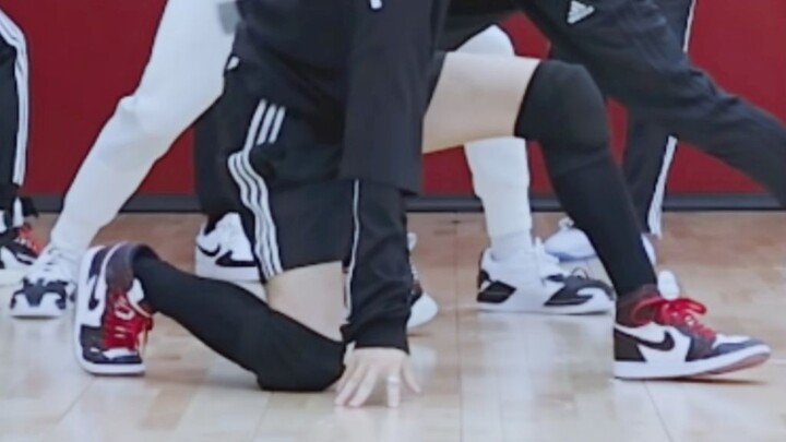 【Felix】คลิปเต้นตรงกางเกงขาสั้นลายฟ้าร้อง + ถุงเท้าเหนือเข่า (วิดีโอซ้อมเต้น)