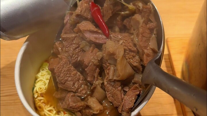 ก๋วยเตี๋ยวเนื้อตุ๋นรสเลิศชามแห่งความสุข