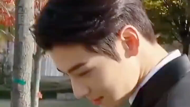 تشه يينيو مضحك جدًا! من الصعب حقًا أن يتصرف بشكل طبيعي أثناء التصوير.