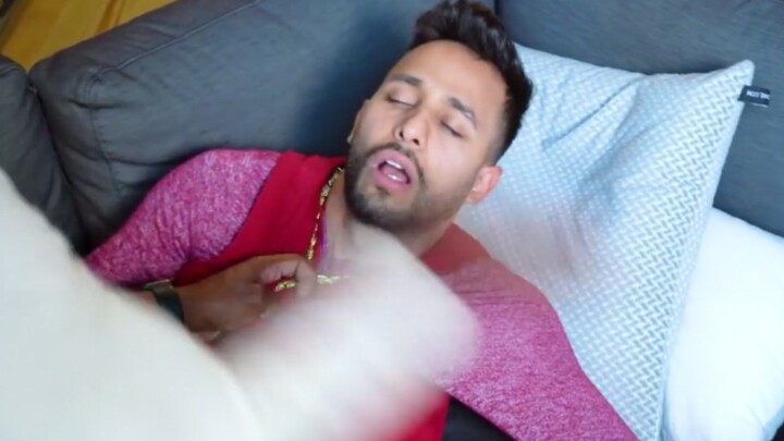 How to Wake Up a Sleeping Friend? | Funny Short Video Compilation from Abroad #8