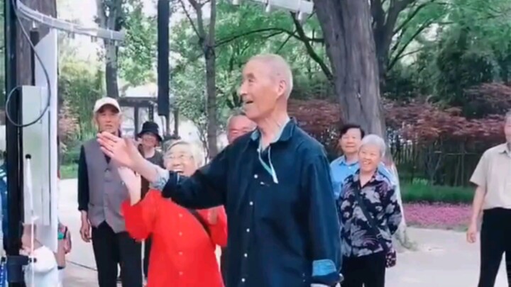 มีความเป็นไปได้ไหมว่าคุณลุงกำลังเต้นเมคานิคัลอยู่?