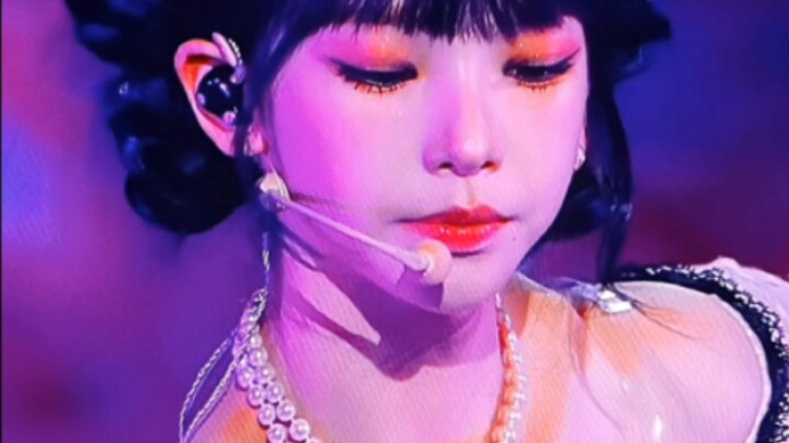 A a a a đẹp phát cuồng, Liu Zhimin với mái tóc đen dài thẳng truyền thống cũng rất hợp với tóc búi v