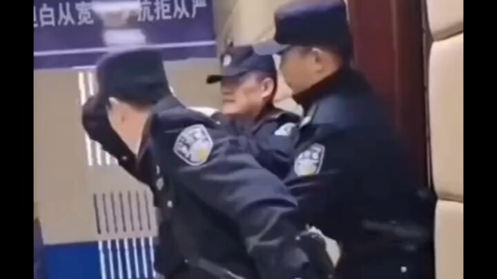 ห้ามทำอะไรเด็ดขาด พวกพี่น้อง!