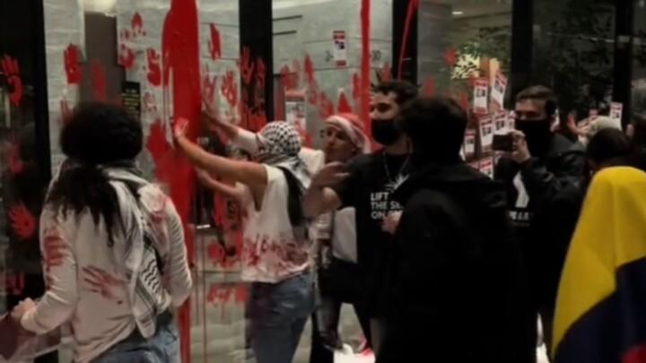 Di luar Konsulat Israel di Los Angeles dipenuhi “cap tangan berdarah”—tanganmu penuh darah