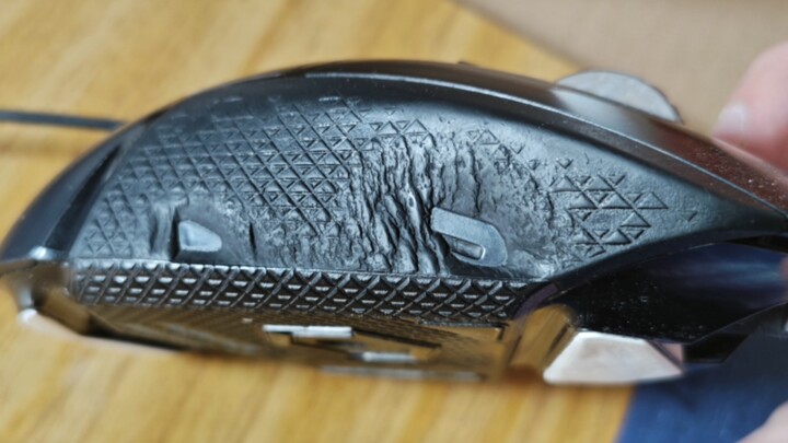 Setelah 3 Tahun Menggunakan Mouse Logitech G502 dengan Intensitas Tinggi untuk Mengerjakan Soal Asam