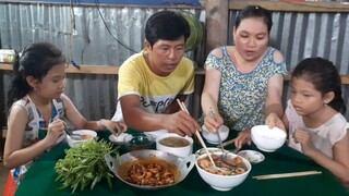 Tranh Thủ Làm Bữa Cơm Sáng Cho Hai Con Đi Học Khi Ông Bà Nội Vắng Nhà| TKQ & Family T633