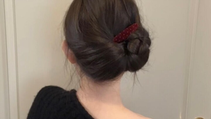 حسمتِ اختيار تسريحة رأس السنة؟ اعملي هذي التسريحة! كعكة برعم الزهرة ملائمة ورقيقة جدًا!