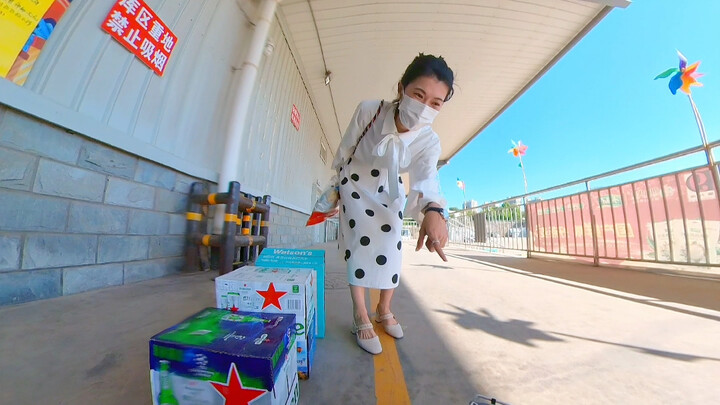 استخدم سيارة التحكم عن بعد لسحب فتاة تزن 150 كيلوغرامًا!