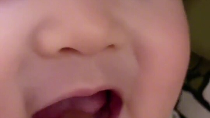 A super well-behaved little cutie brushing her teeth. Netizen: I’ve decided — I want a kid, and it’s