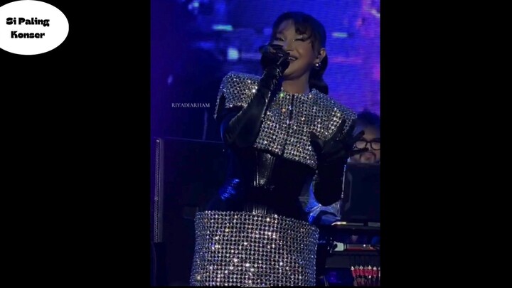 Tetep sih versi original nya teh ochaa yang paling the best menurut gue! @Rossa #rossa #takkanberpal