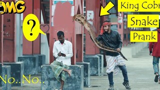 King Cobra Snake Prank 🐍Nagin Prank 🐍Viral Fake Snake Prank ในปฏิกิริยาตลกสาธารณะ