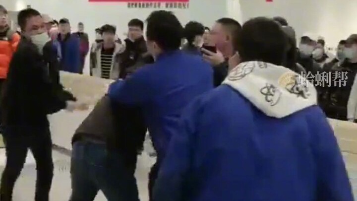 At the BYD cafeteria in Changsha, workers engaged in a violent brawl—cause unknown!